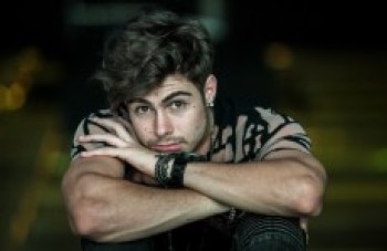 Rafael Vitti se supera para viver Léo Régis