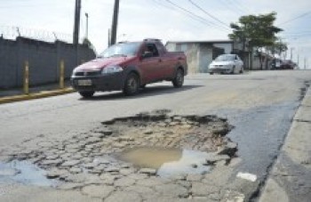 Carros têm de desviar de buraco na Vila Nova Cintra:
