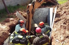 Pedreiro tem metade do corpo soterrado