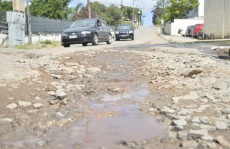 Moradores do bairro Botujuru reclamam de buracos e lama