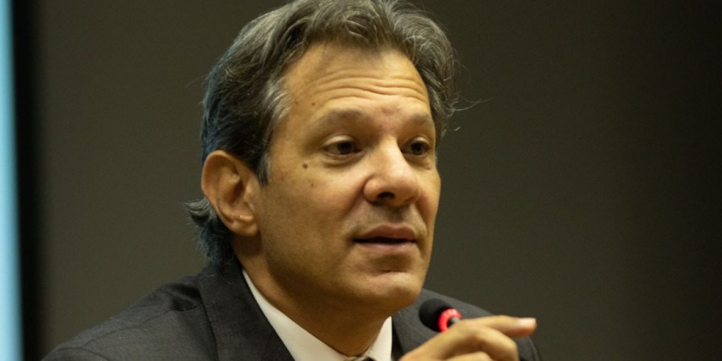 "Ninguém ganha presente de R$ 16 milhões", diz Haddad sobre joias