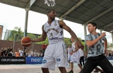 Basquete de Mogi faz clínica em escola