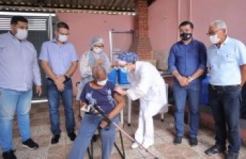 Suzano dá início à vacinação a idosos em casas de repouso