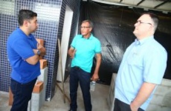 Prefeito e secretário de Saúde vistoriam obras do Pronto-Socorro