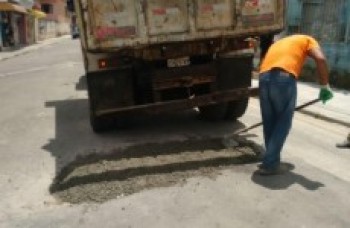 Buracos são tapados apenas com cimento