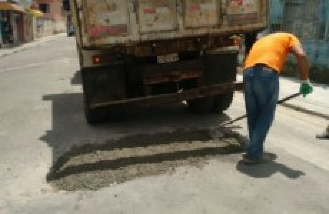 Buracos são tapados apenas com cimento