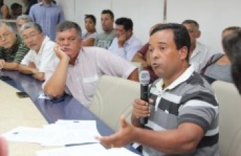 Taxistas pedem fiscalização e proibição do aplicativo Uber