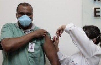 Enfermeiro é o 1º vacinado em Mogi