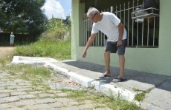 Vizinhança reclama de galeria antiga e terreno abandonado
