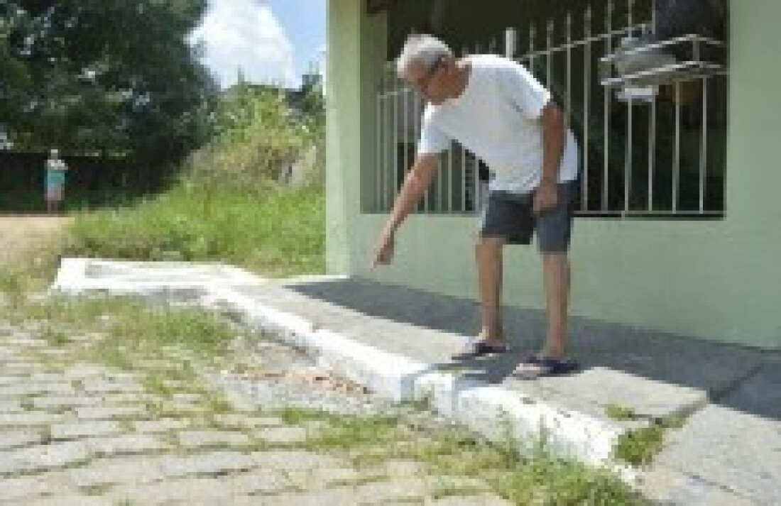 Vizinhança reclama de galeria antiga e terreno abandonado