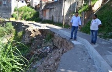Trecho da rua Ayrton Senna desmorona na Vila Cristina