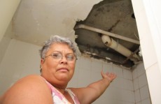 Cano de esgoto estoura e alaga apartamento