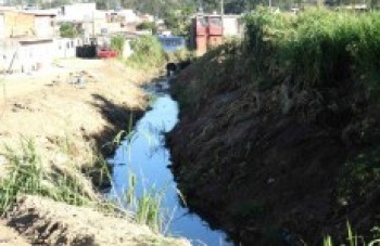Prefeitura acelera a limpeza de córregos em bairros da cidade