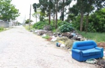 lixo invade a rua manoel fernandes