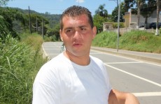 Mato alto em avenida leva preocupação a pedestres