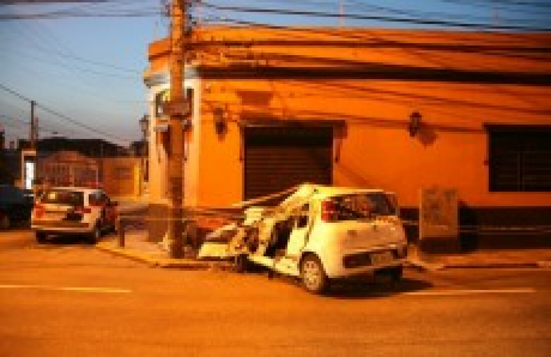 Colisão entre ônibus e carro deixa três feridos