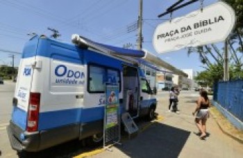 Odonto Móvel inicia orientação sobre saúde bucal na Praça da Bíblia: