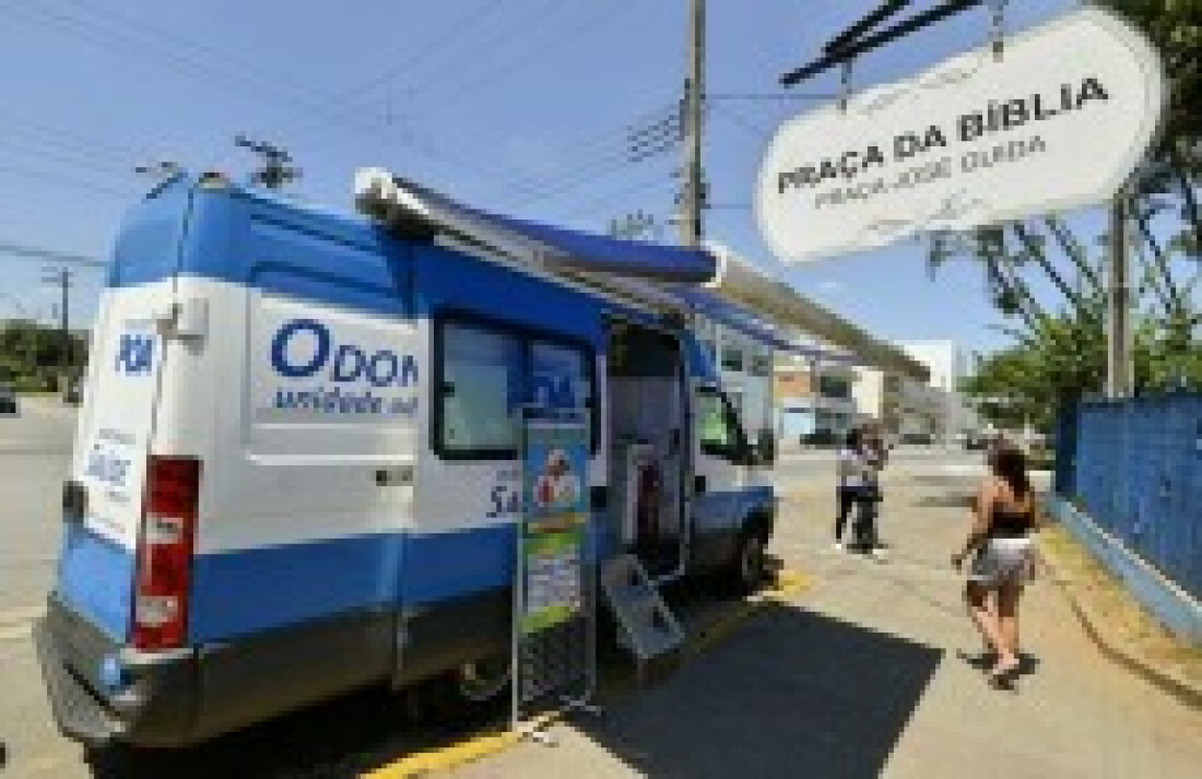 Odonto Móvel inicia orientação sobre saúde bucal na Praça da Bíblia: