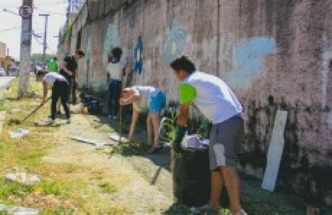 'Se Ligue' realiza mutirão de limpeza em bairro ferrazense