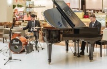 Marchinhas embalam Happy Hour