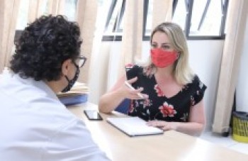 Larissa Ashiuchi discute ajuda a famílias vulneráveis