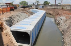Aduelas de concreto são colocadas na avenida Guilherme George