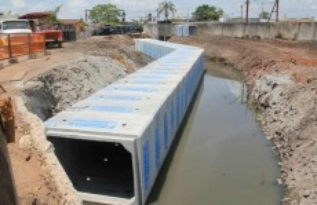 Aduelas de concreto são colocadas na avenida Guilherme George