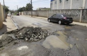 Moradores do Botujuru reclamam de vazamento