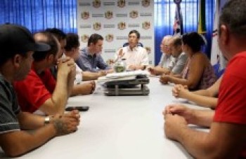 Mamoru e vendedores fazem reunião sobre regularização