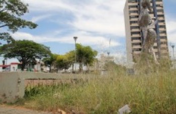 Praça está com vazamento de água