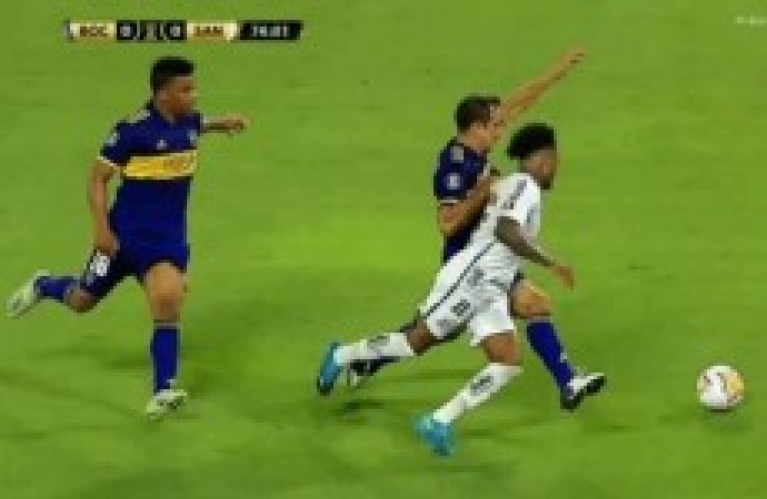 Para VAR, Marinho sofreu 'toque de futebol' no lance