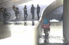 Passagem subterrânea fica interditada após alagamento