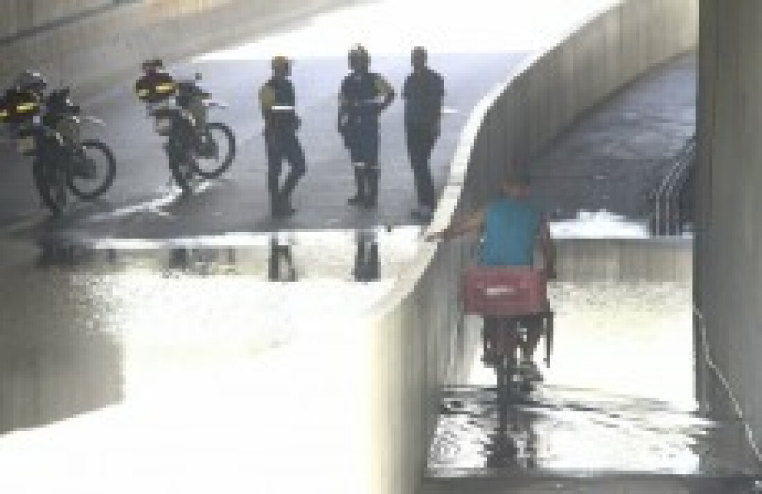 Passagem subterrânea fica interditada após alagamento