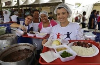 Feijoada Solidária abre o "Vem que tem folia"