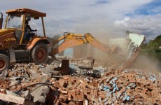 Casas construídas em área irregular são demolidas no bairro Rio Abaixo