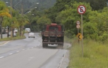 Galhos e mato atingem trechos de calçada na Via Perimetral: