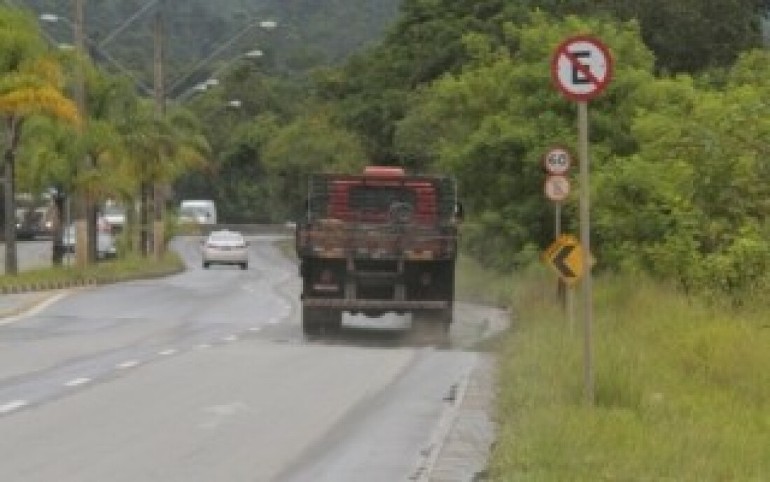 Galhos e mato atingem trechos de calçada na Via Perimetral: