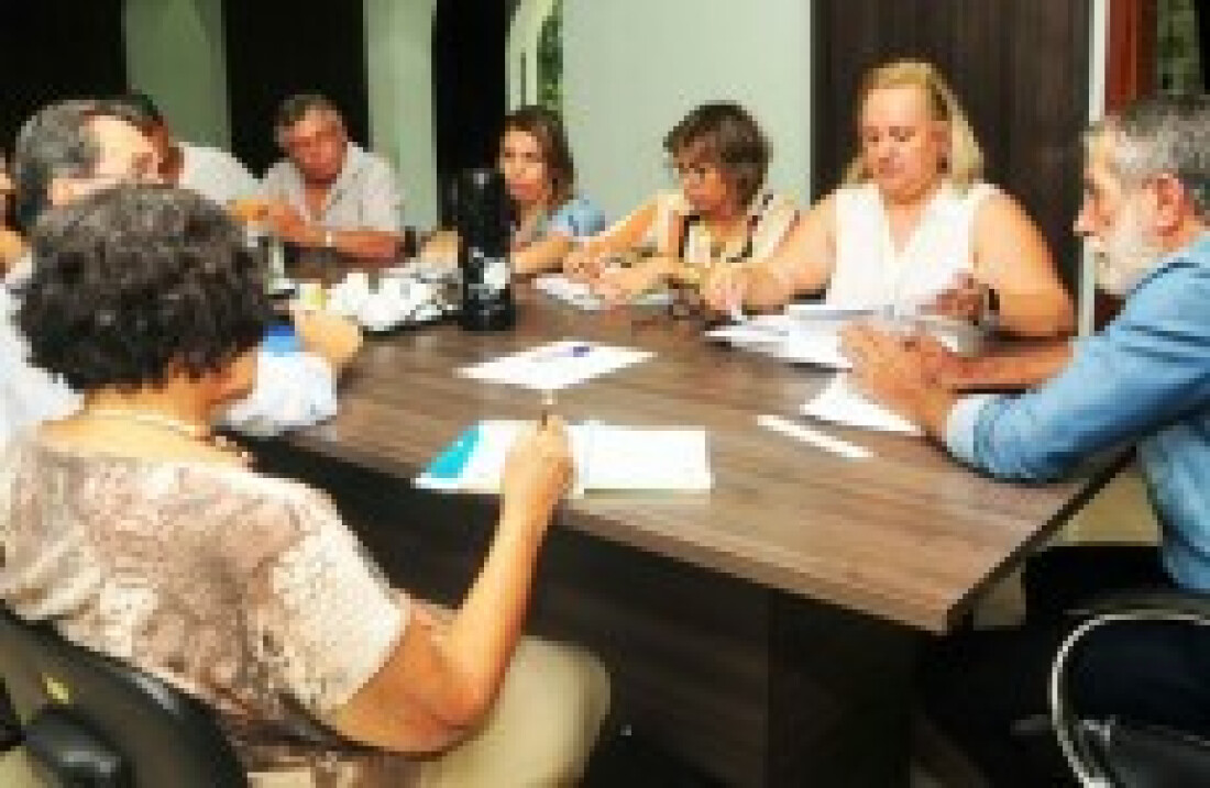 Zé Biruta firma contrato entre prefeitura e Apae