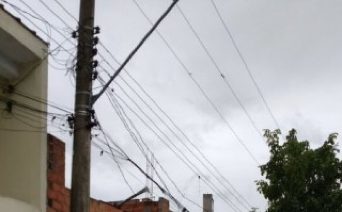 Placas de nomes de ruas são instaladas