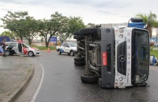 Caminhão tomba na Perimetral: