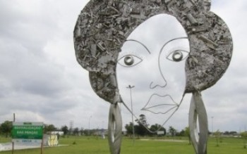 Max Feffer recebe obra de arte de irmãos escultores