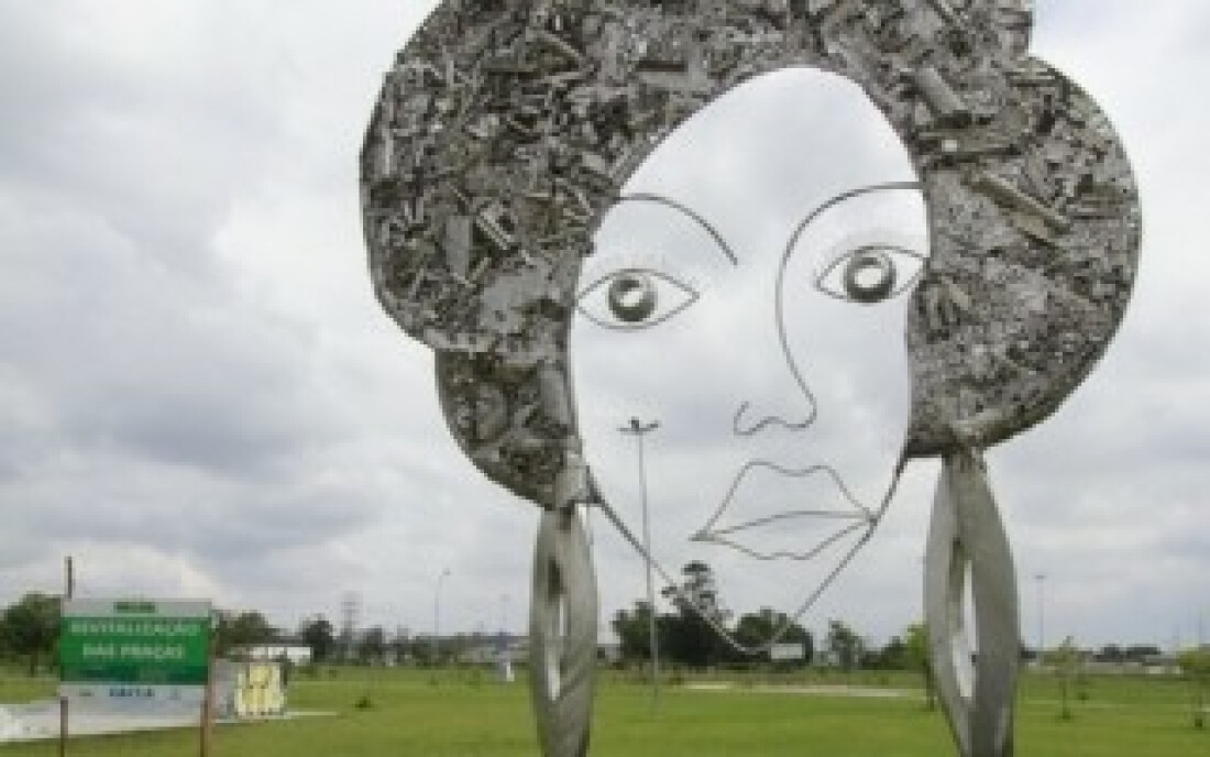 Max Feffer recebe obra de arte de irmãos escultores