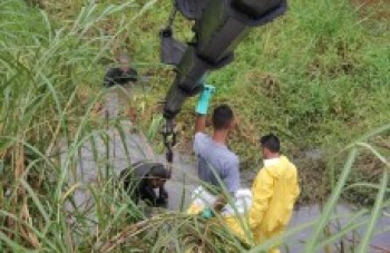 Produtos químicos são retirados de lagoa: