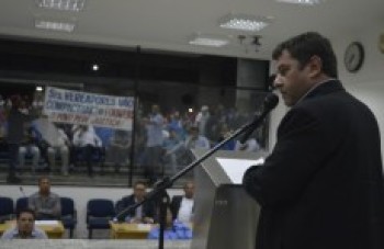 Após encontro de remédios, Denis vai à sessão e se explica