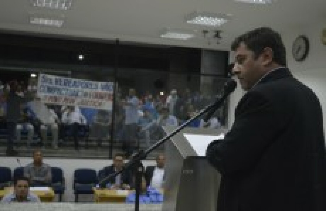Após encontro de remédios, Denis vai à sessão e se explica