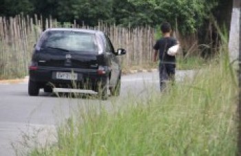Estrada de Santa Mônica tem muitos buracos e mato alto