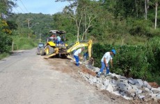 Estrada Velha de Sabaúna recebe reparos
