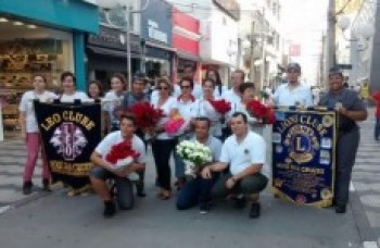 Polícia Militar entrega rosas às mulheres