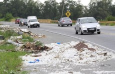 Descarte de entulho prejudica acostamento