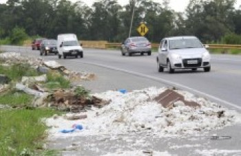 Descarte de entulho prejudica acostamento